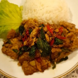 ข้าวไข่เจียวไก่สับผัดกะเพรา