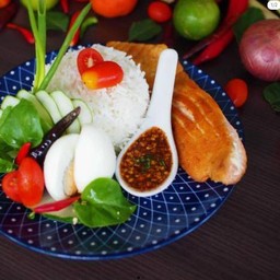 ข้าวหน้าแซลมอนจิ้มแจ่ว