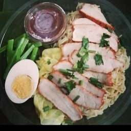 บะหมี่แห้ง หมูแดง - หมูกรอบ สกลนคร