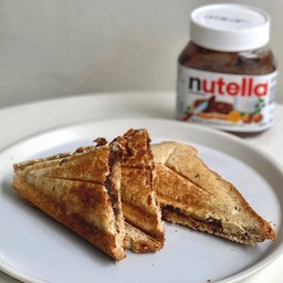 ขนมปังปิ้งไส้นูเทลล่า