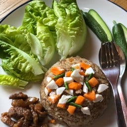 ข้าวผัดน้ำพริกลงเรือ หมูหวาน ผักสด