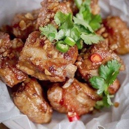 ซี่โครงหมูทอดกระเทียมทรงเครื่อง