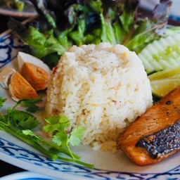 ข้าวผัดน้ำพริกปลาแซลมอล