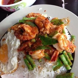 ข้าวราดผัดพริกแกงกุ้ง ไข่ดาว