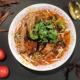 ขนมจีนน้ำเงี้ยวแม่เพ็ญ