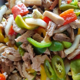 หมูนุ่มผัดพริกสามสี