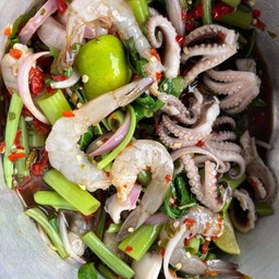 ตําหนวดหมึกกุ้งสดผักบุ้ง