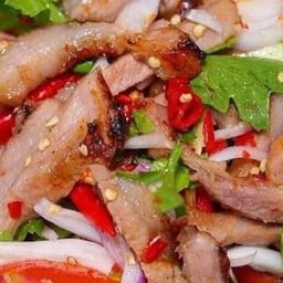 ยำคอหมูย่าง