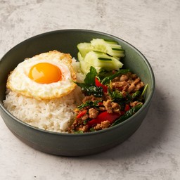 ข้าวกะเพราหมูสับไข่ดาว