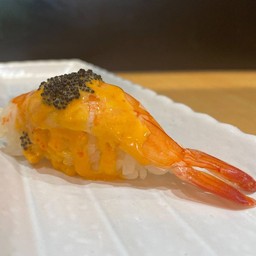 กุ้งซูชิราดซอสสไปซี่โรยไข่กุ้งดำ