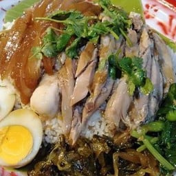 ขาหมูสูตรนางรอง ตลาดโต้รุ่งรื่นรมย์