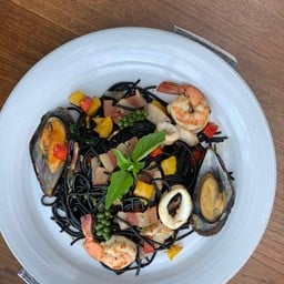 สปาเก็ตตี้เส้นดำผัดขี้เมาทะเล