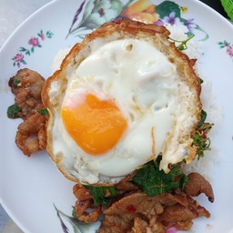 กะเพราหมูชิ้นไข่ดาว