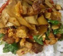 ข้าวกะเพราหมูกรอบใสหน่อไม้