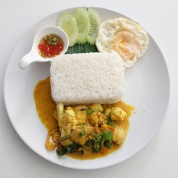 ผัดเครื่องแกงราดข้าว+ไข่ดาว