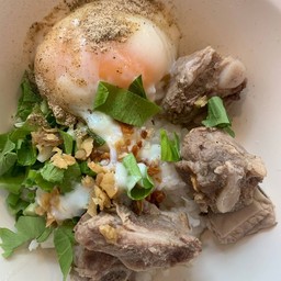 ข้าวต้มกระดูกหมู ไข่ลวก