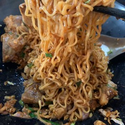 เส้นมาม่า ใส่หมูสับ หมูยอ