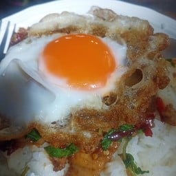 กะเพราหมูกรอบไข่ดาว