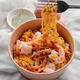 ผัดมาม่าต้มยำปลาหมึก