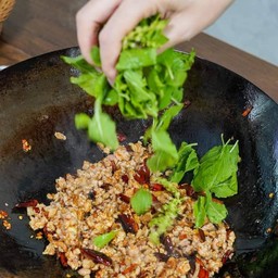 กะเพราหมูสับ