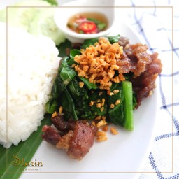 ข้าวเนื้อทอดกระเทียม+ไข่ดาว