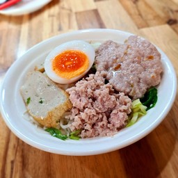ก๋วยเตี๋ยวน้ำใสหมูไข่