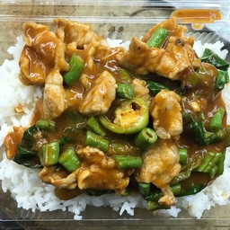 ข้าวผัดพริกเเกงหมูชิ้น