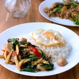 ข้าวราดลูกชิ้นผัดพริกตำ (หน่อไม้)