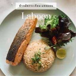 ข้าวผัดกระเทีียมแซลมอน