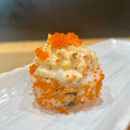 โรลคลุก ยำสลัดไข่หวาน โรยไข่กุ้งส้ม