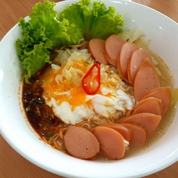 (อร่อยซ่ากับโค๊ก) มาม่าต้มยำไส้กรอกไข่ออนเซน+โค๊ก