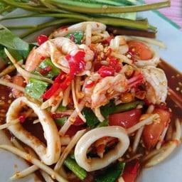 ตำปูปลาร้าปลาหมึกกุ้งสุกไข่เค็ม
