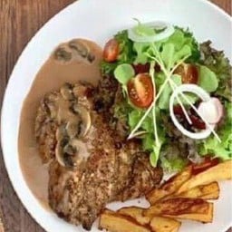 สเต็กไก่ ซอสเห็ด มันก้อนทอด