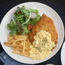 สเต็กหมูทอด ซอสครีมไข่  เฟรนช์ฟรายส์