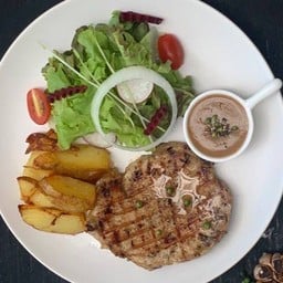 สเต็กหมู พริกไทยดำ มันทอด