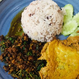 ข้าวกระเพราไก่สับไข่เจียว