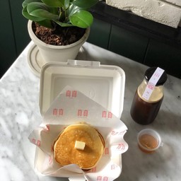 แพนเค้กเนยน้ำผึ้ง + อเมริกาโน่ (ระบุว่าเย็นหรือร้อน)