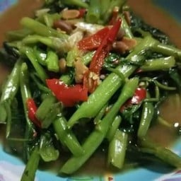 [อร่อยซ่ากับโค้ก] ผัดผักบุ้งราดข้าว +  โค้ก ออริจินัล (กระป๋อง) 