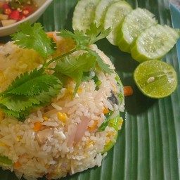 ไส่ไข่และน้ำปลาร้าลงไปผัดหอมอร่อยนะ