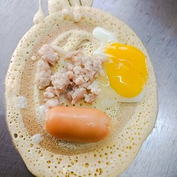 โตเกียวหมูสับ + ไข่นกกระทา + ไส้กรอกรมควันหนังกรอบ