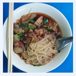 ก๋วยเตี๋ยวเนื้อเมโทร ซอยเพชรบุรี 13 ประตูน้ำ