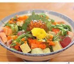 ข้าวหน้าปลาดิบรวมหั่นเต๋า