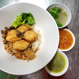 ข้าวแห้งปลากระพงทอดน้ำปลา