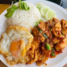 ข้าวพริกแกงไก่ไข่ดาว