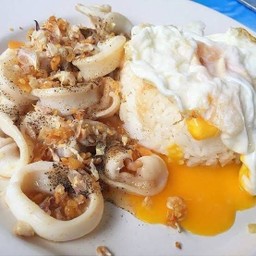 ปลาหมึกกระเทียมพริกไทยราดข้าว