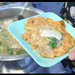 ราดหน้าเส้นใหญ่กรอบหมู