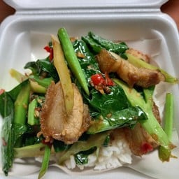 ข้าวคะน้าหมูกรอบ