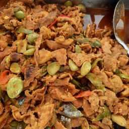 ผัดเผ็ดหมูกับลูกเหรียง