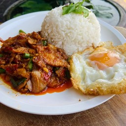 ข้าวพริกแกงคอหมูย่างไข่ดาว