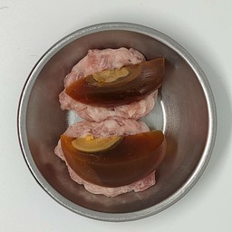 หน้าไข่เยี่ยวม้า ไส้หมู